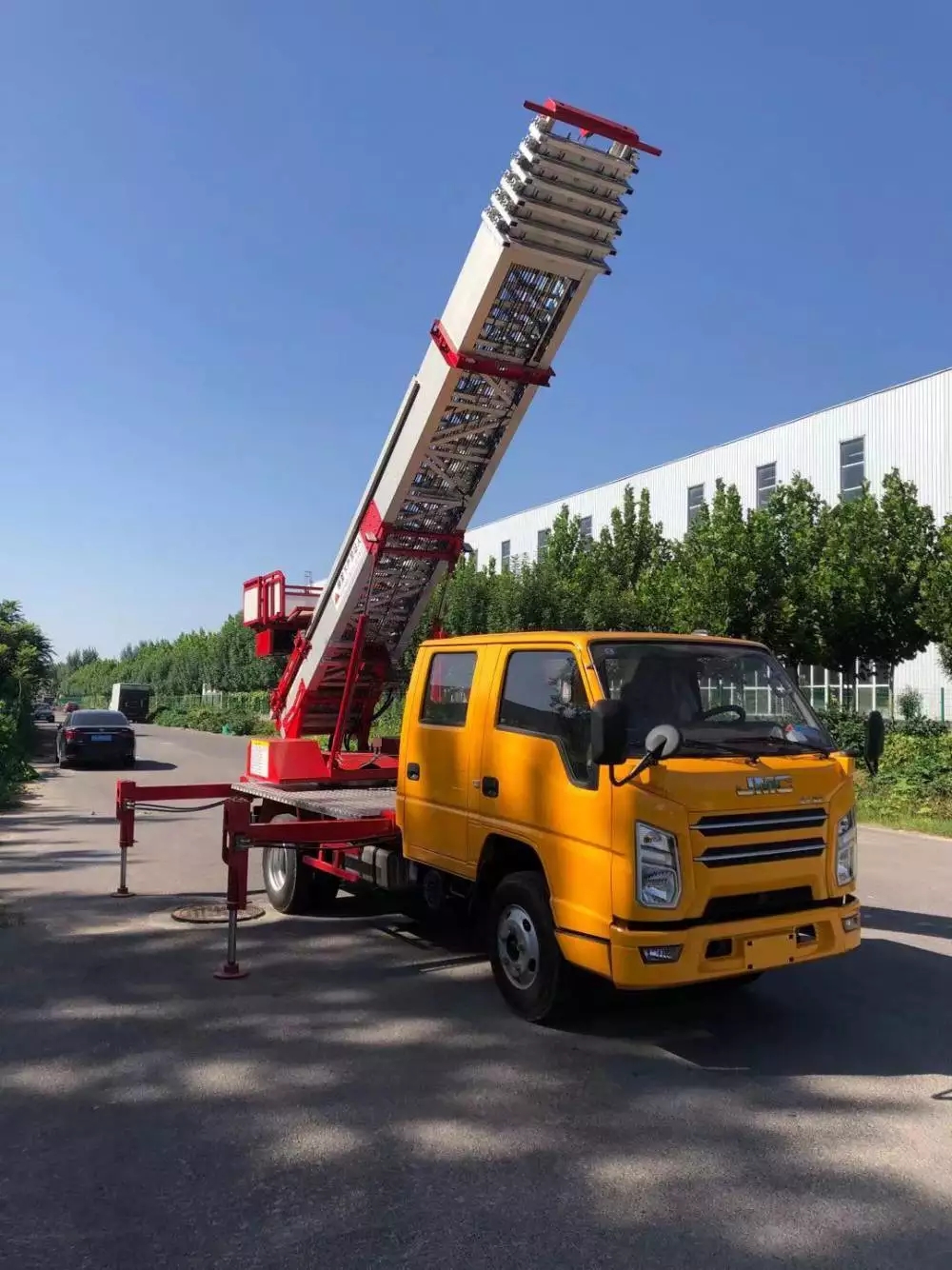 东方华侨农场附近的云梯车出租服务：轻松解决高空作业需求