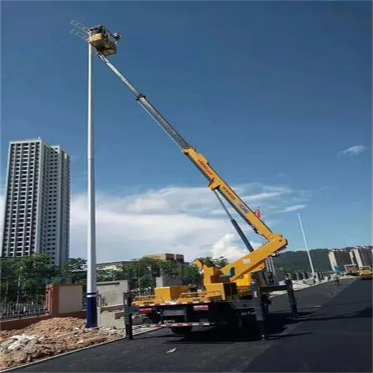 东方华侨农场维修路灯的曲臂升降车出租